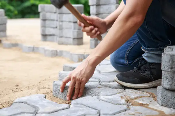 Ile trwa układanie kostki brukowej? Sprawdź czas i czynniki wpływające