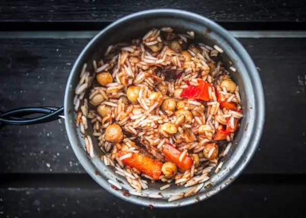 En kastrull med ris, kikärtor och paprika. Ett enkelt campingmat recept som passar perfekt på vandringen.