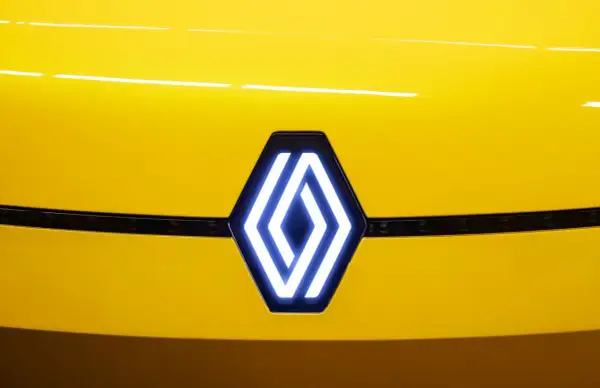 Nowe logo Renault świeci na żółtej masce samochodu.