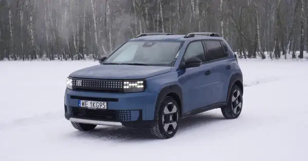 Niebieski Fiat Panda w zimowej scenerii, gotowy na wielką przygodę.
