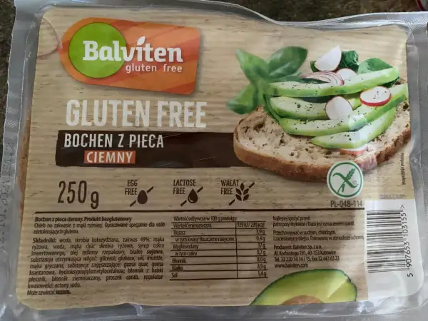 Chleb bezglutenowy Balviten ciemny z awokado i rzodkiewką na kromce.