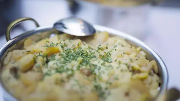 Cremiger Kartoffelsalat, garniert mit frischem Schnittlauch. Ein klassisches Kartoffelsalat Rezept, das immer schmeckt.