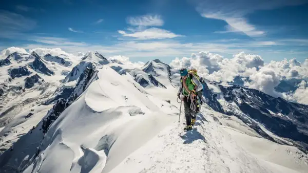Bergsteiger auf einem schneebedeckten Grat, die Aussicht ist wie eine spaghetti runde.