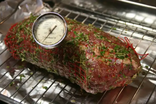Råstek med termometer, redo för ugnen. Ett av många fransyska recept för en lyckad middag.