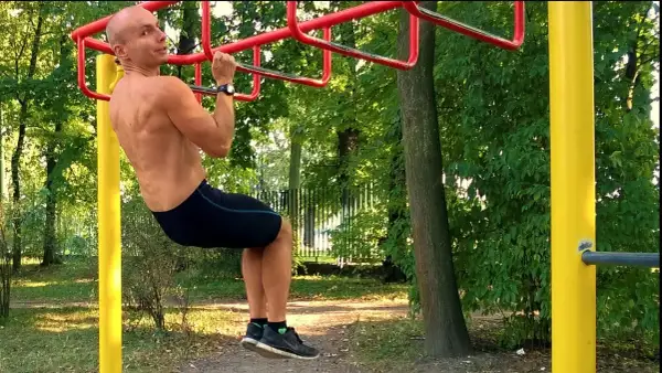 Podciąganie na drążku: nazwy, chwyty i ćwiczenia dla początkujących