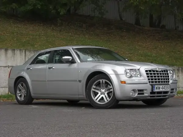 Opinie Chrysler 300C: jaki silnik wybrać, by uniknąć problemów?