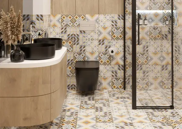 Mała łazienka w stylu hiszpańskim z czarnymi umywalkami, czarną toaletą i kolorowymi geometrycznymi płytkami.