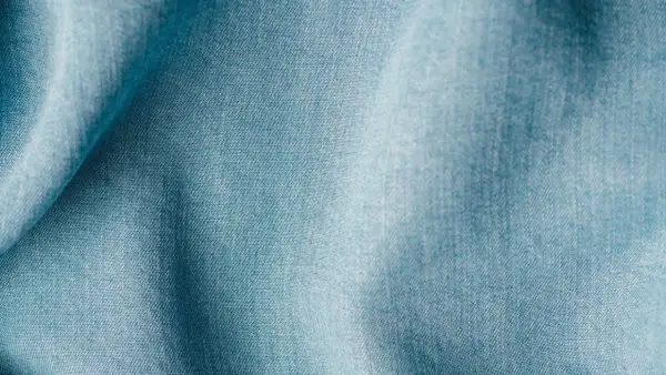 Blaues Lyocell-Gewebe mit feiner Webstruktur. Es ist lyocell elastisch und fühlt sich weich an.