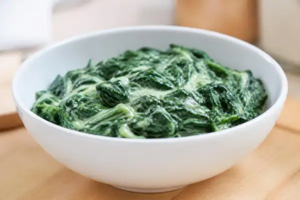 Un bol de savoureux épinards à la crème, un plat réconfortant et plein de saveurs.