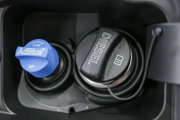 Bouchons de réservoir diesel et AdBlue. Attention, l'AdBlue est corrosif et peut endommager les surfaces.