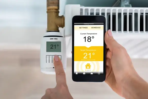 Digitale Heizungssteuerung per App: Ob die Gastherme im Sommer ausschalten oder anlassen, wird hier bequem eingestellt.