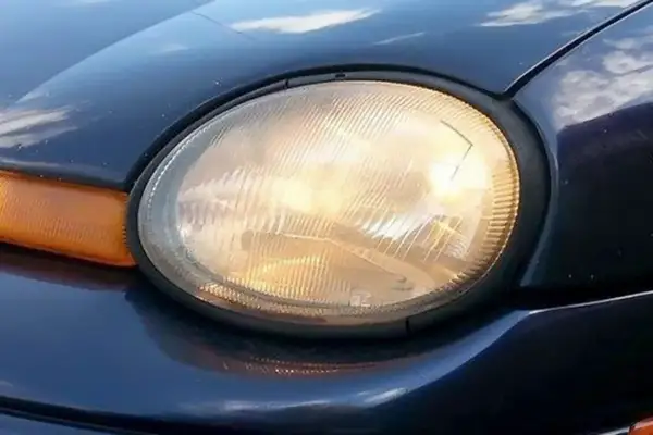 Żółte lampy w samochodzie jak wyczyścić? Zmatowiałe reflektory mogą być problemem.