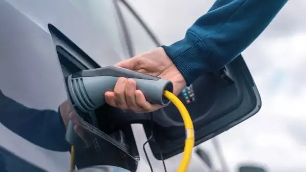 Kto przerabia samochody na elektryczne? Sprawdź najlepsze firmy w Polsce