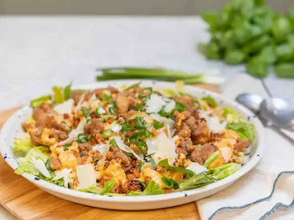 En härlig caesarsallad med krispiga krutonger, kyckling och parmesan. Ett perfekt caesarsallad recept för en snabb och god middag.