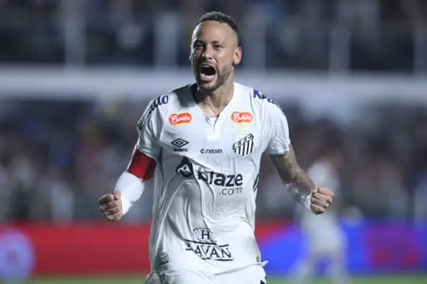 Neymar w białej koszulce Santos, krzyczy z radości. Jego zarobki robią wrażenie, ale to pasja do gry jest najważniejsza.