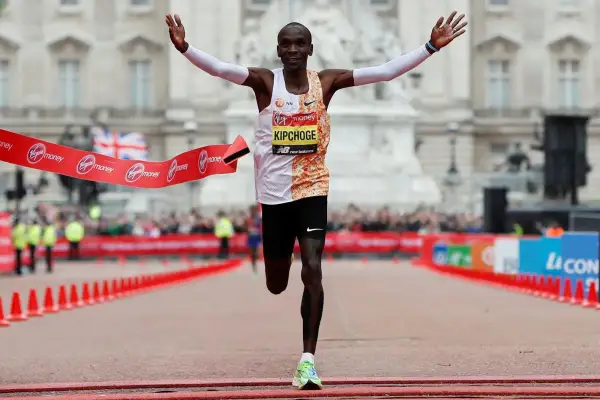 Kipchoge franchit la ligne d'arrivée, bras levés, l'allure d'un champion de marathon. Victoire éclatante !