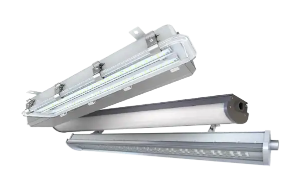 Trois luminaires LED robustes, dont un avec un couvercle transparent, montrant un tableau des IP.