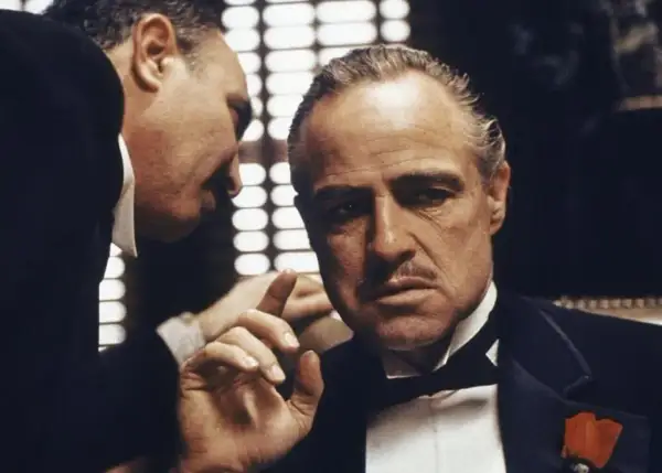 Don Vito Corleone, ojciec chrzestny, słucha rady.