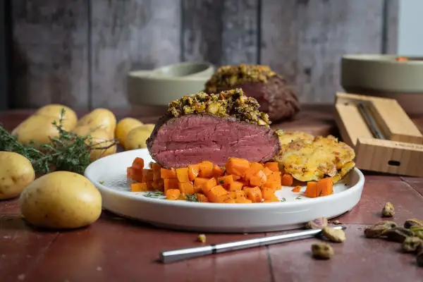 Perfekt gegartes Steak im Backofen, serviert mit karamellisierten Karotten und knusprigen Kartoffeln. Ein Festmahl!