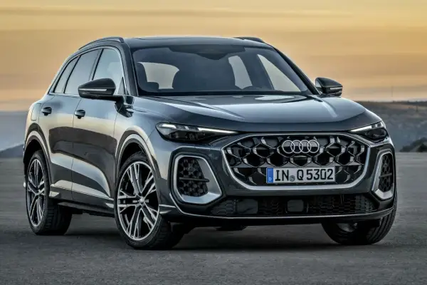Nowoczesny Audi Q5 w ciemnym kolorze, z charakterystycznym grillem i światłami LED. Sprawdź aktualną audi q5 cena.