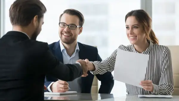 Un hr officer cosa fa? Gestisce colloqui e firma contratti, creando un ambiente di lavoro positivo.