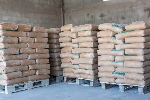 Silos z workami cementu, idealne miejsce, by znaleźć, gdzie najtańszy cement na budowę.