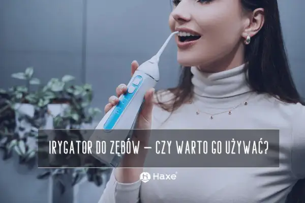 Kobieta używa irygatora do zębów, który jest urządzeniem do higieny jamy ustnej.