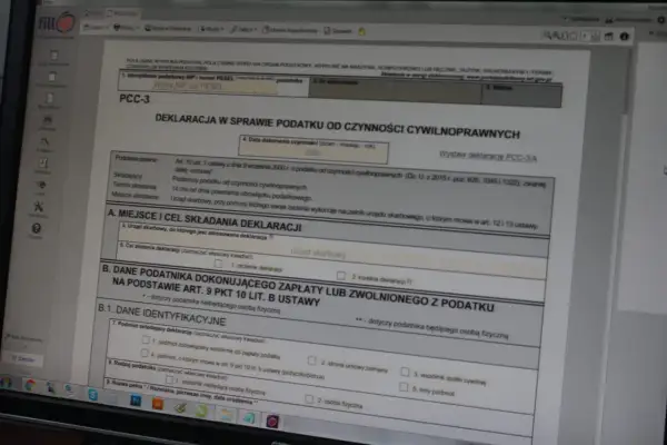 Deklaracja PCC-3 na komputerze, przygotowywana do zakupu samochodu. Formularz zawiera dane podatnika i informacje o podatku od czynności cywilnoprawnych.