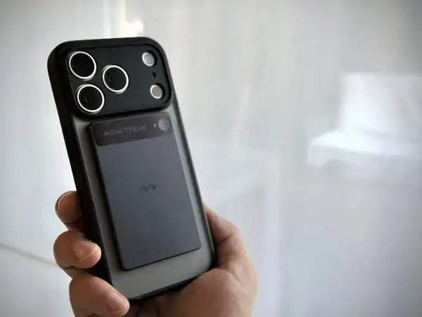 Dłoń trzyma telefon z naklejonym modułem, który może służyć jako dyktafon w telefonie.