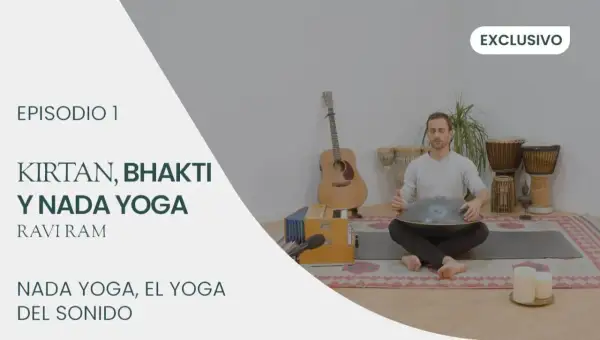 Hombre meditando con un hang drum, rodeado de instrumentos musicales. Explora el **om significado** del Nada Yoga, el yoga del sonido.