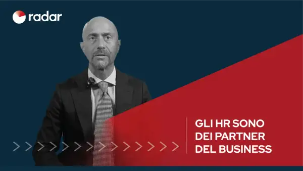 Uomo con barba, in giacca e cravatta, con logo "radar". Il testo recita "GLI HR SONO DEI PARTNER DEL BUSINESS". Potrebbe essere un direttore del personale.