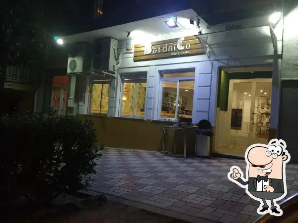 La **pizzería Botanico** se ilumina por la noche, invitando a disfrutar de pizza y pasta.