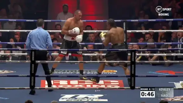 Boxningsmatch mellan Kovalev och Yarde. Domaren övervakar, publiken hejar. Kanske en framtida match för John Fury?