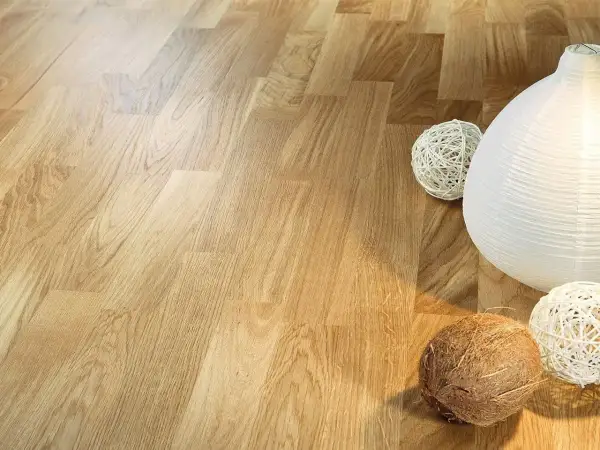 Parquet verniciato lucido, con decorazioni sferiche e una lanterna bianca. Ideale per la pulizia del tuo parquet verniciato.