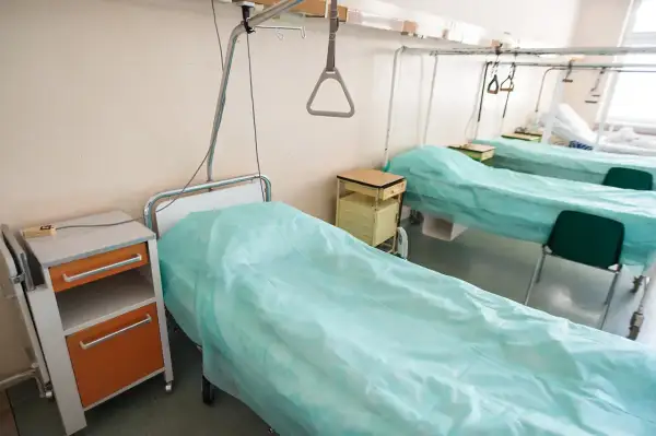 Puste łóżka szpitalne, czekające na pacjentów. Zastanawiasz się, ile czeka się na operacje biodra NFZ?