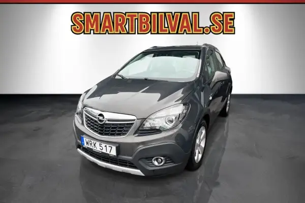 Mörkgrå Opel Mokka, perfekt för en begagnad bilaffär. Läs vårt opel mokka begagnad test för att hitta din drömbil.