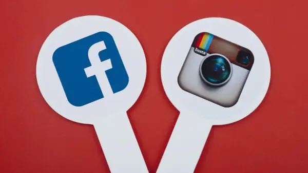 Ikony Facebooka i Instagrama obok siebie. Dowiedz się, jak zalogować się do Instagrama przez Facebooka.
