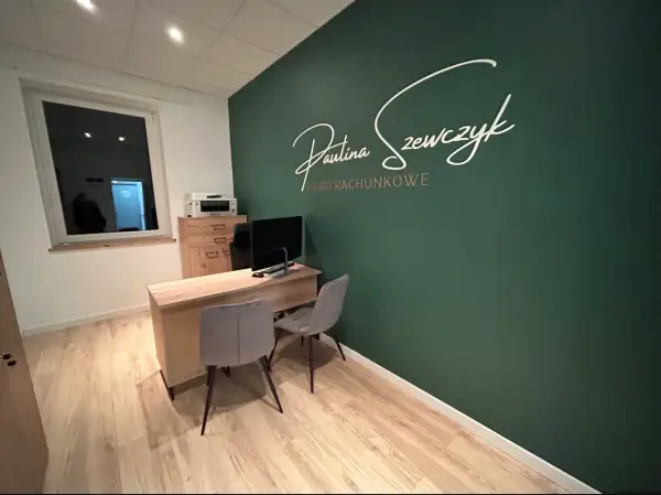 Nowoczesne biuro rachunkowe z zieloną ścianą i napisem "Paulina Szewczyk Biuro Rachunkowe".