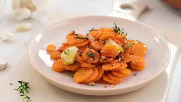 Zanahorias salteadas con ajo y tomillo, un ejemplo de recetas fáciles y rápidas.