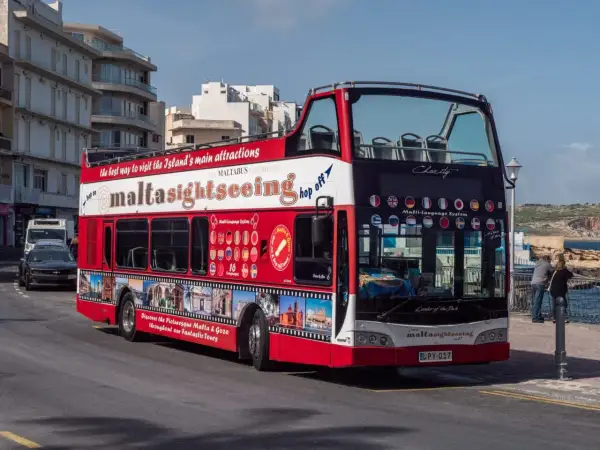 Czerwony piętrowy autobus turystyczny "maltasightseeing" na Malcie, oferujący zwiedzanie wyspy.