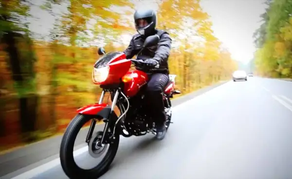 Jazda motorowerem na dowód osobisty: Kto może, a kto musi mieć prawo jazdy?