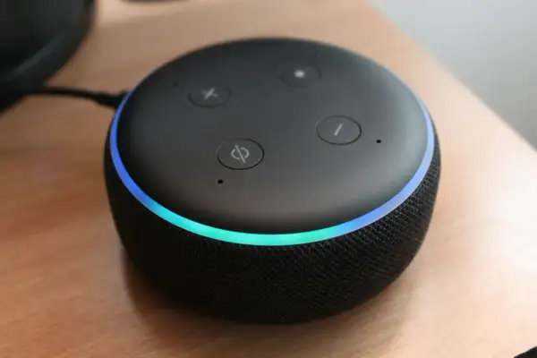 Altavoz inteligente Echo Dot con luz azul y verde. ¿Qué decirle a Alexa?
