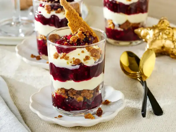 Schichtdessert im Glas: Himbeeren, Creme und Keksbrösel – ein köstliches trifle rezept für jeden Anlass.