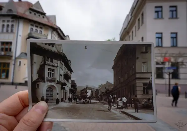 Dawne zakopane atrakcje na pocztówce: ulica z kamienicami, ludźmi i wozami. W tle współczesne budynki.