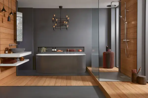 Modernes japanisches Badezimmer mit freistehender Badewanne, Dusche, Waschbecken und Holzakzenten.