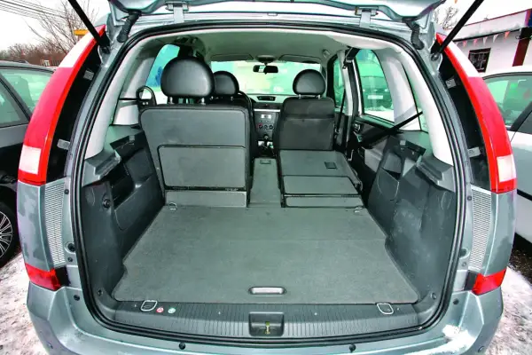 Opel Meriva pojemność bagażnika: złożone tylne siedzenia tworzą dużą, płaską przestrzeń ładunkową.