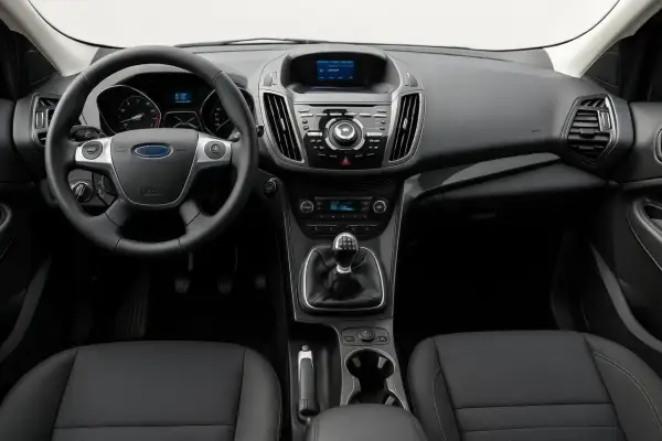 Interiörbild på en begagnad Ford Kuga. Ratt, instrumentpanel med skärm och växelspak syns tydligt. En bra bil för ett ford kuga begagnad test.
