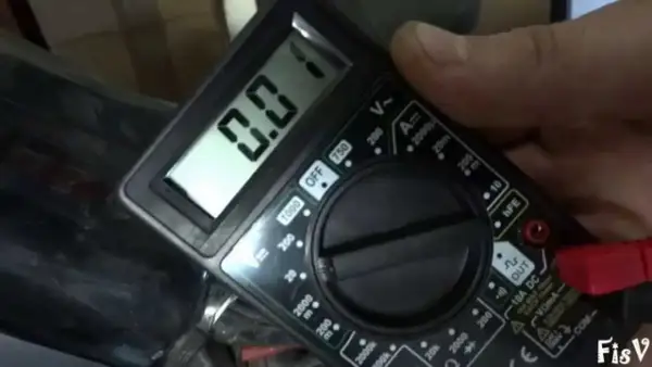 Regulator napięcia: objawy awarii i diagnoza multimetrem (14,4V)
