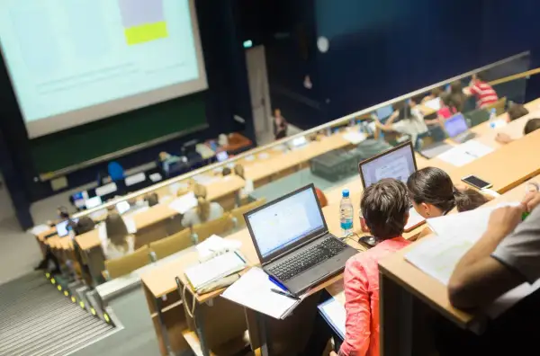 Studenci na wykładzie, szukający odpowiedzi na pytanie: jakie wykształcenie po technikum bez matury.