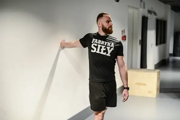 Jak rozciągać biceps? Klucz do siły, regeneracji i bez kontuzji